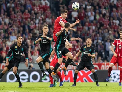 体育赛事关于关键时刻荷甲焦点战，那不勒斯豪取连胜，气氛紧张，赛程密集仍需轮换的信息